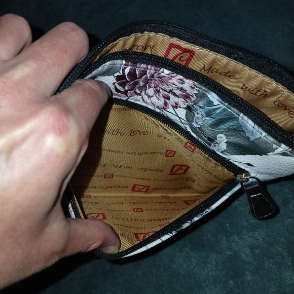 NWOT, Stone mountain, black and white hobo purse. - Picture 4 of 7